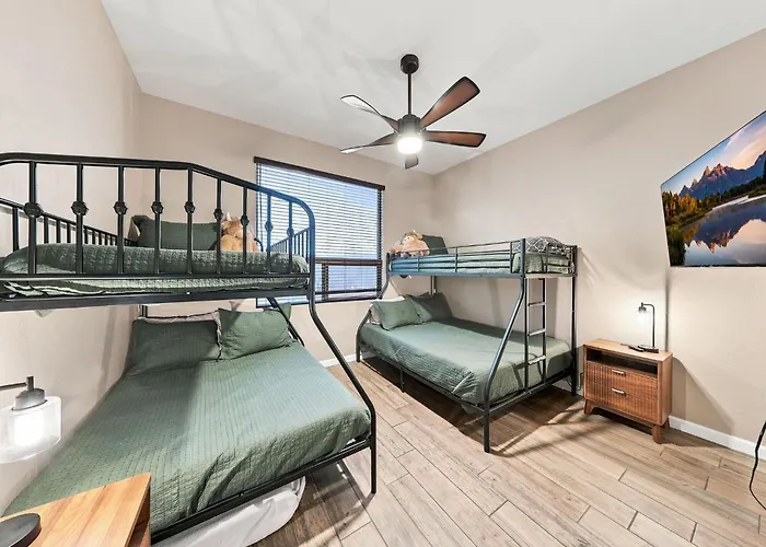 Holiday home Modern 5br Pool Sleeps 14 Walk To Stadium *
