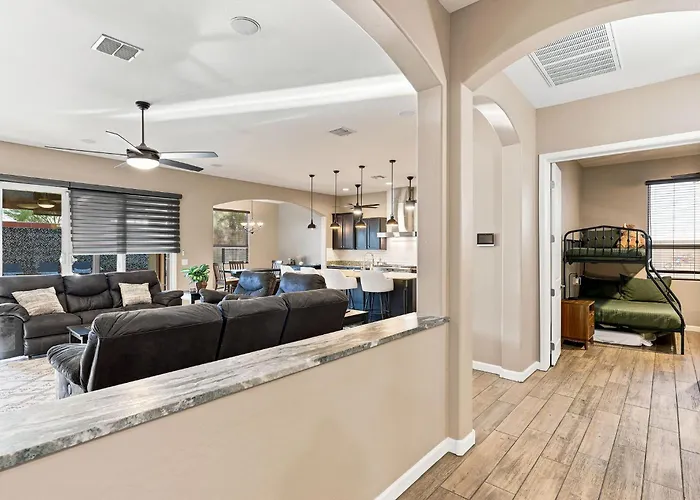 Holiday home Modern 5br Pool Sleeps 14 Walk To Stadium *