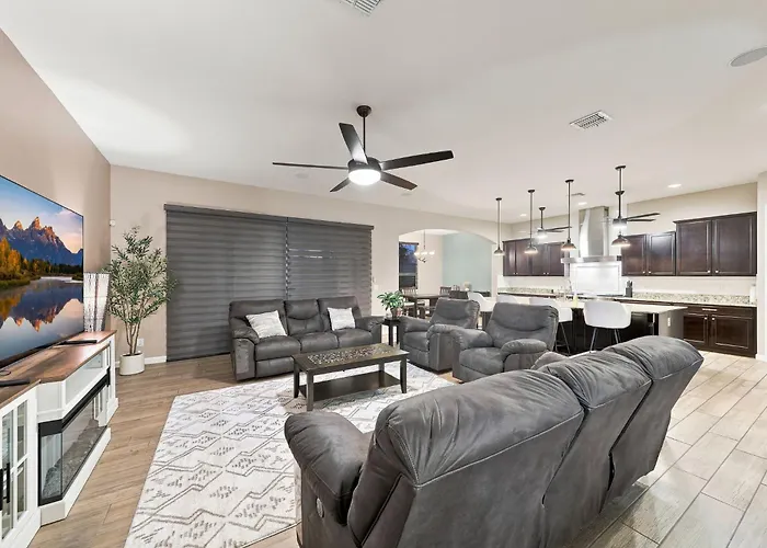 Holiday home Modern 5br Pool Sleeps 14 Walk To Stadium Glendale