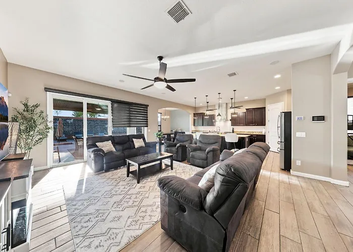Holiday home Modern 5br Pool Sleeps 14 Walk To Stadium Glendale