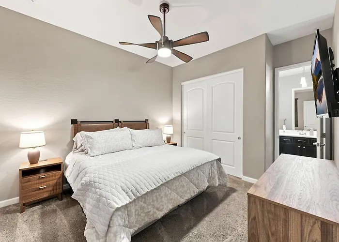 Modern 5br Pool Sleeps 14 Walk To Stadium Holiday home Glendale